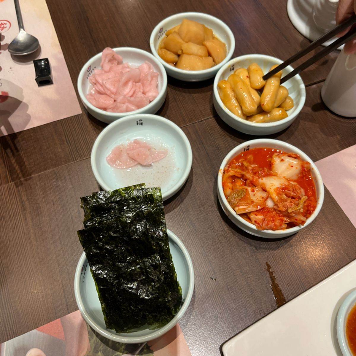 Vibe image of 涓豆腐 台中文心秀泰店: 小菜無限量供應，每次都會換喔！ shot by 漂釀美眉