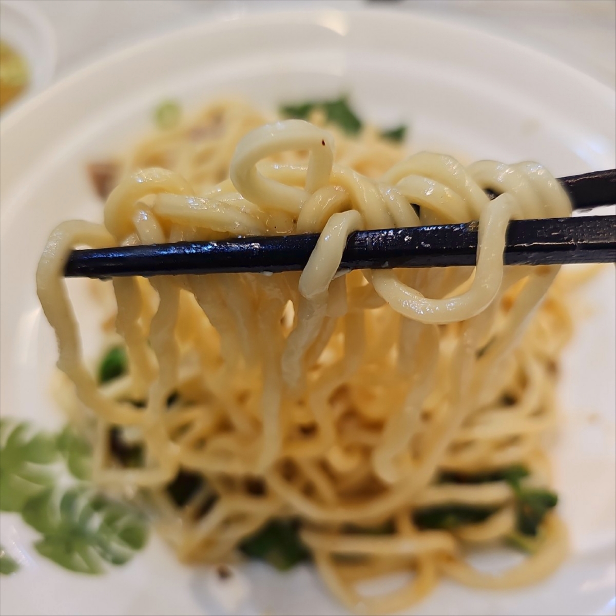 Meal image of 鰤樂仨 新加坡小吃: 攪拌後我吃了一口麵，口感非常有嚼勁
Q彈不軟爛!麵條本身帶點捲度剛好能吸附醬汁，整體吃起來鹹甜鹹甜的 shot by 吃貨胖胖