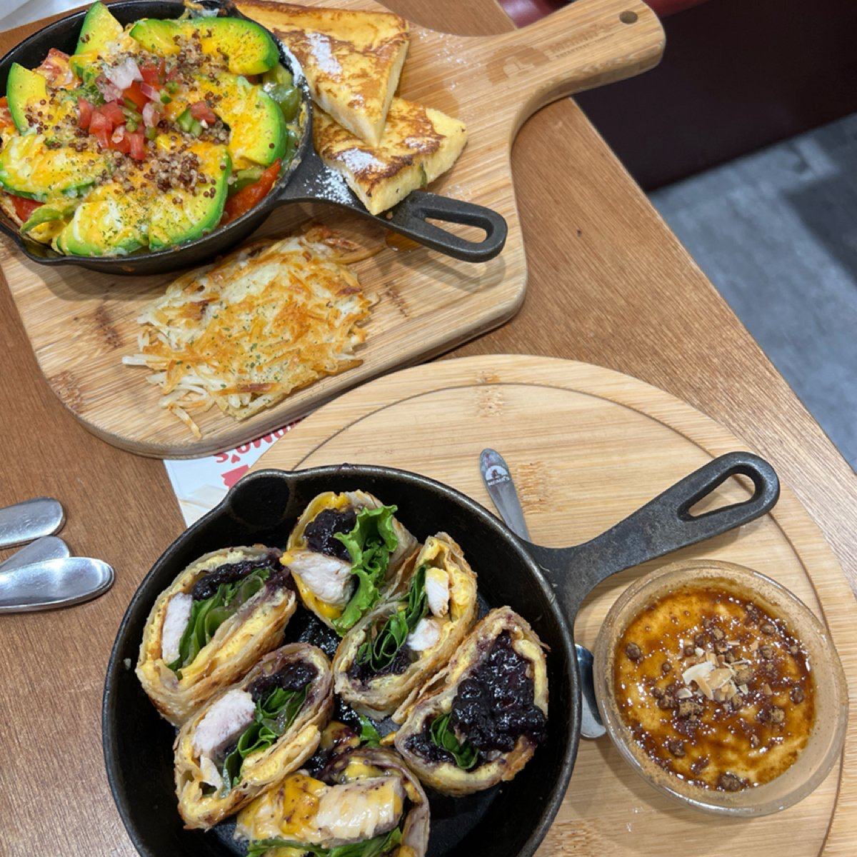 Meal image of MAMA&#39;S 鐵鍋早午餐 和平店: 酪梨烤鮮蔬起司烘蛋+藍莓雞肉起司蛋捲餅 shot by J_G_J