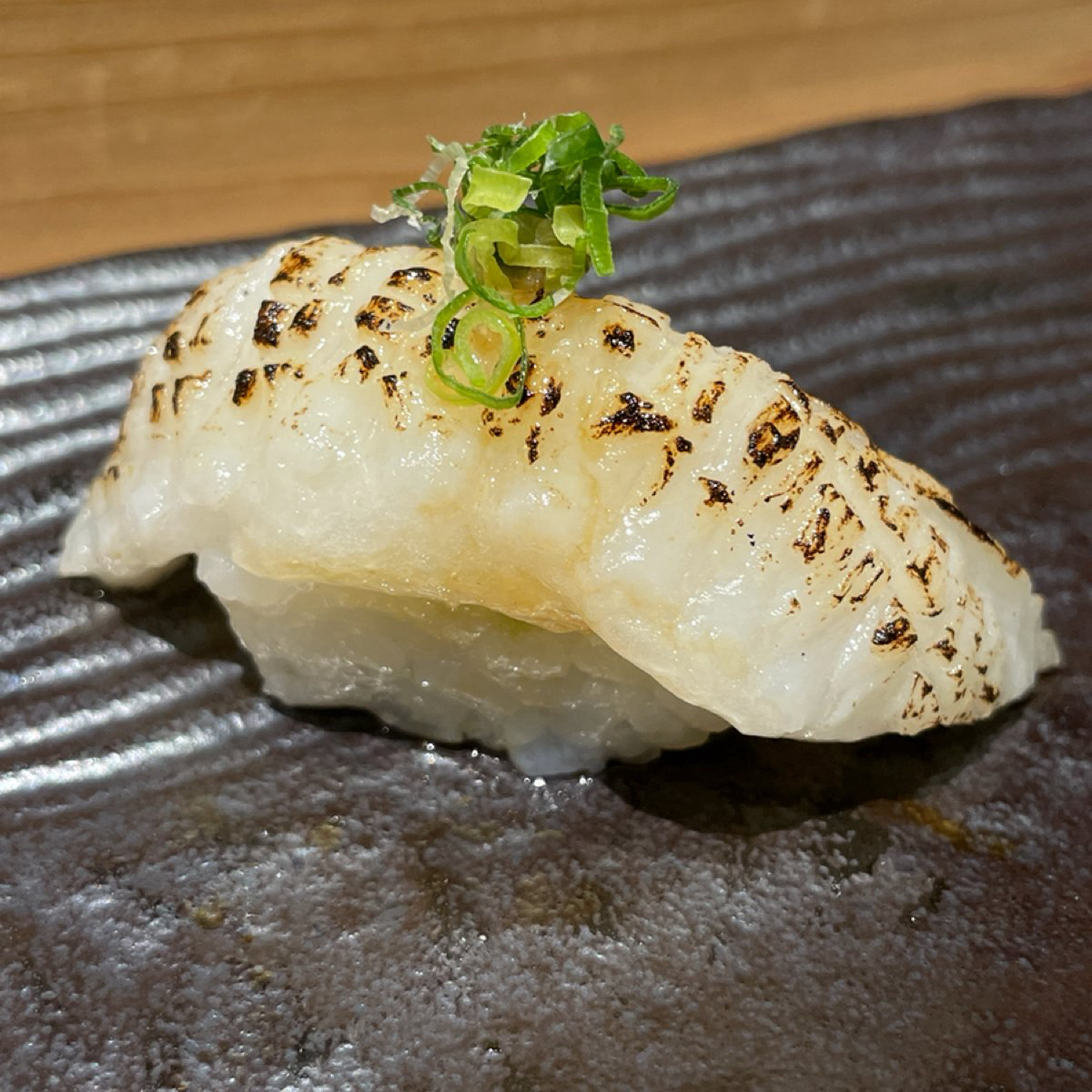 仁壽司 のレストランの写真：📍第十品：炙燒鰈魚鰭邊肉 握壽司
🌕🌕🌕🌕🌖
(✨常出現品項)
需要趁熱吃！初入口即化開 byFreddy Liu 