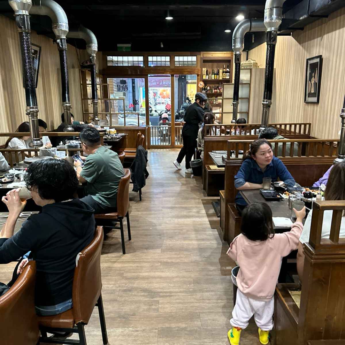 Vibe image of 潮肉炭火燒肉 中壢新生店: 店內環境 shot by wiewieeater