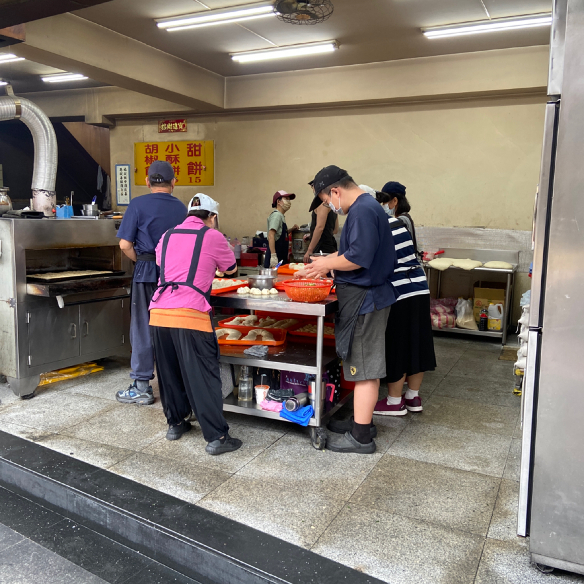 龍門路胡椒餅 の雰囲気の写真：店家工作區，人蠻多的，為了因應巔峰時段 byJacky 
