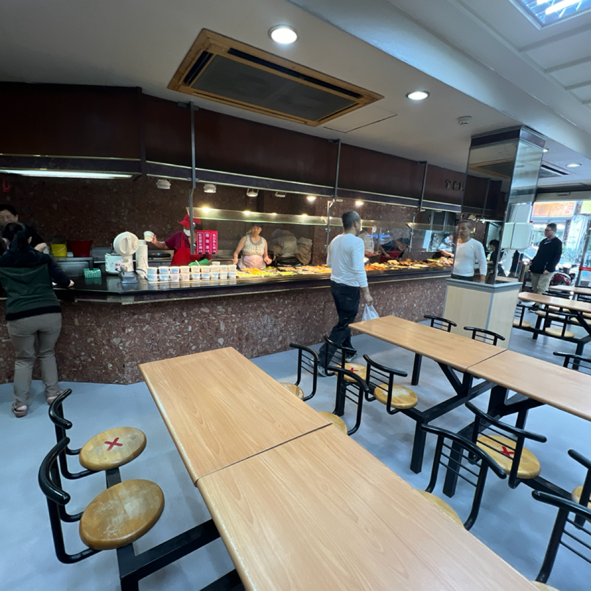 飯點美饌自助餐 （原阿忠自助餐） の雰囲気の写真：排隊選餐 by動吃動吃動吃 