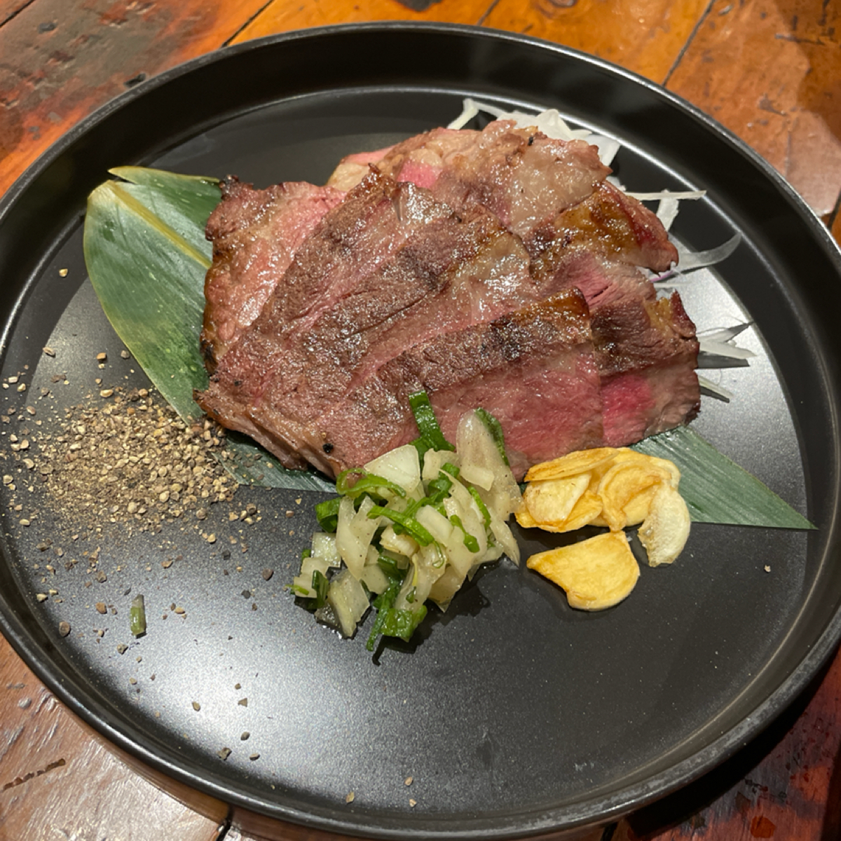 Meal image of 港町十三番地 雙十店: 烤牛小排
或許是期待太高，所以也比較失望的一道。
牛小排是現烤的，所以上菜的速度會很慢（需要時間慢慢 shot by 一刻又一嗑