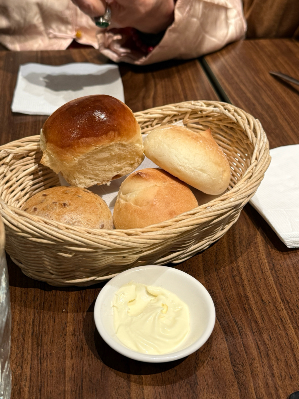 Meal image of Skylark 洋食‧芳鄰 士林中山北店: 餐包吃到飽，旁邊搭配的起司奶油塗醬非常好吃
餐包也有三個種類以上，不太會吃膩 shot by 阿波卡