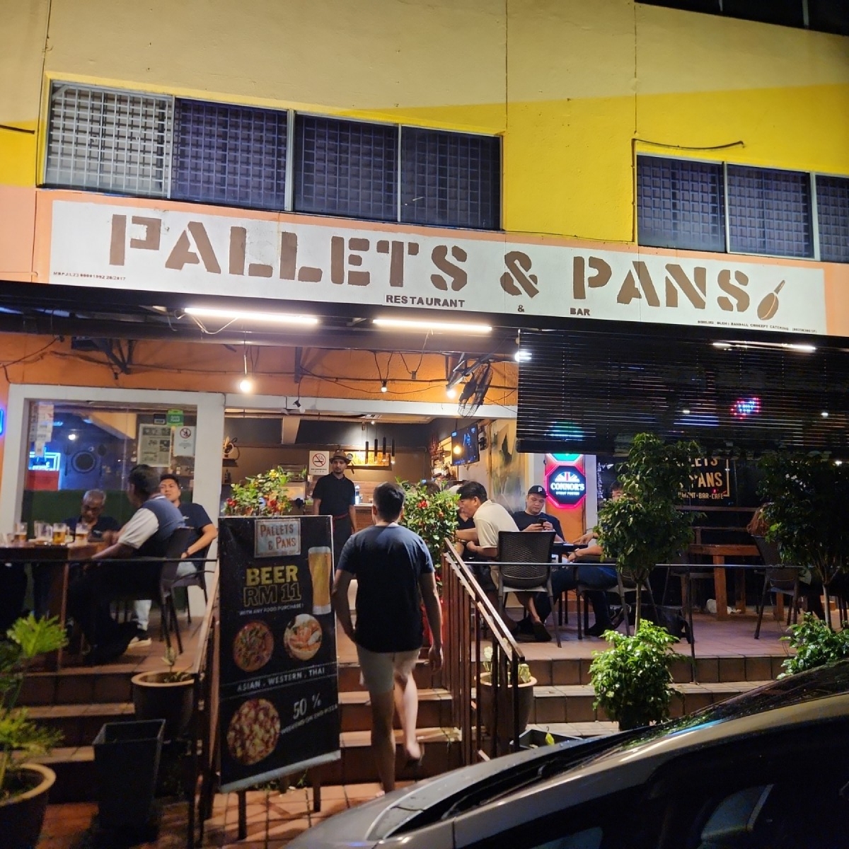 Pallet &amp; Pans の雰囲気の写真：Entrance byblacktaiko 