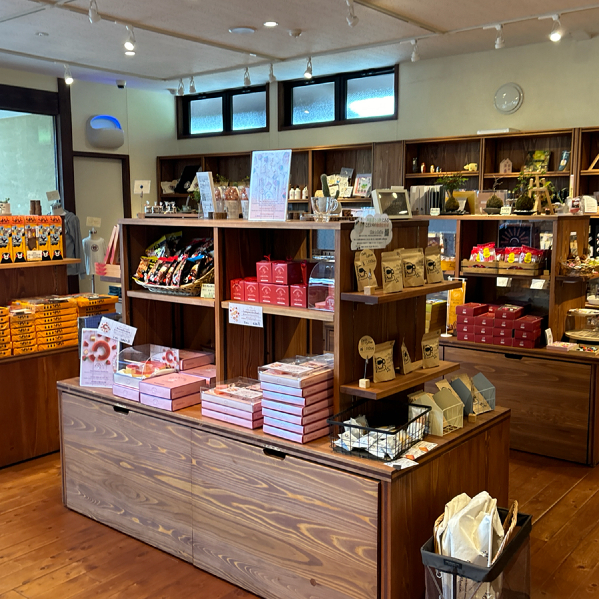 Vibe image of douce Nucca（ドゥース ヌッカ）: 旁邊的商店有很多熊本、阿蘇的特產伴手禮。 shot by 秋桑