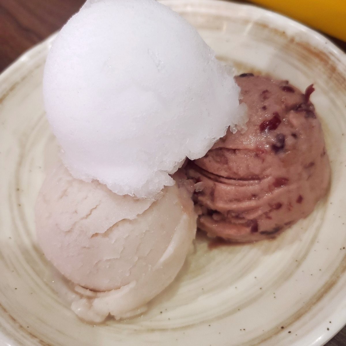 舊情綿綿冰 的餐點圖片：🔸️ 綿綿冰 $65（三球）
三球可以任意選擇喜歡的口味搭配，我選了
紅豆、古早味清冰、芋頭，三種 由吃貨胖胖 拍攝