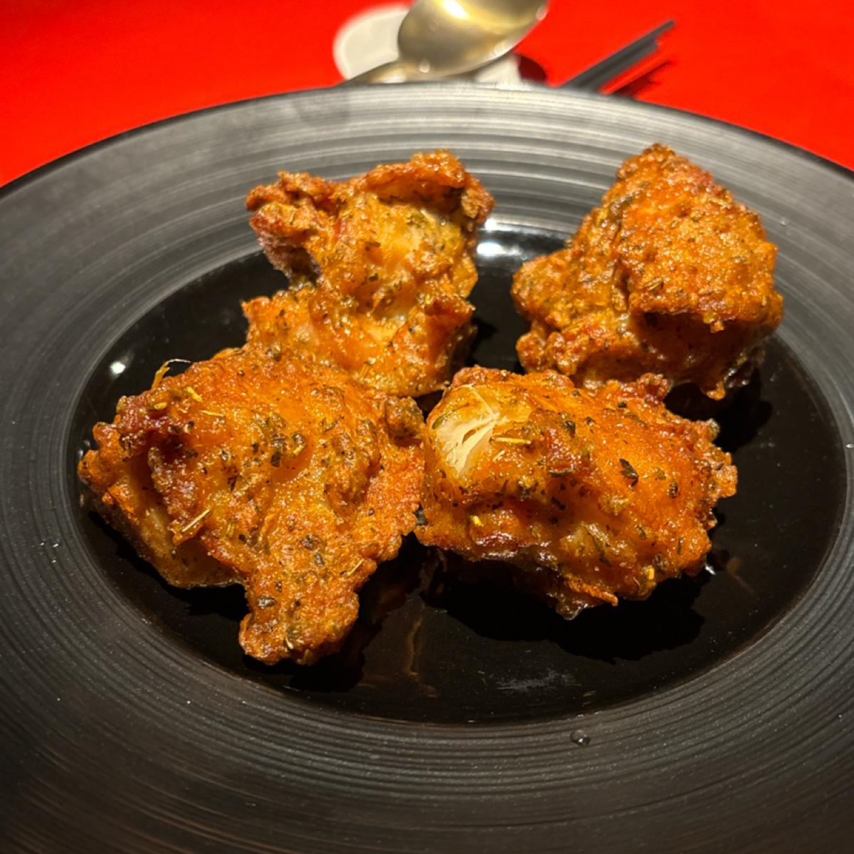 Meal image of K.K. 餐酒館: 非常驚艷的炸雞，原本的做法是把塔塔醬放在上面，不過我們不怎麼愛塔塔醬所以就請店家分開放。就算不沾醬也 shot by 阿官
