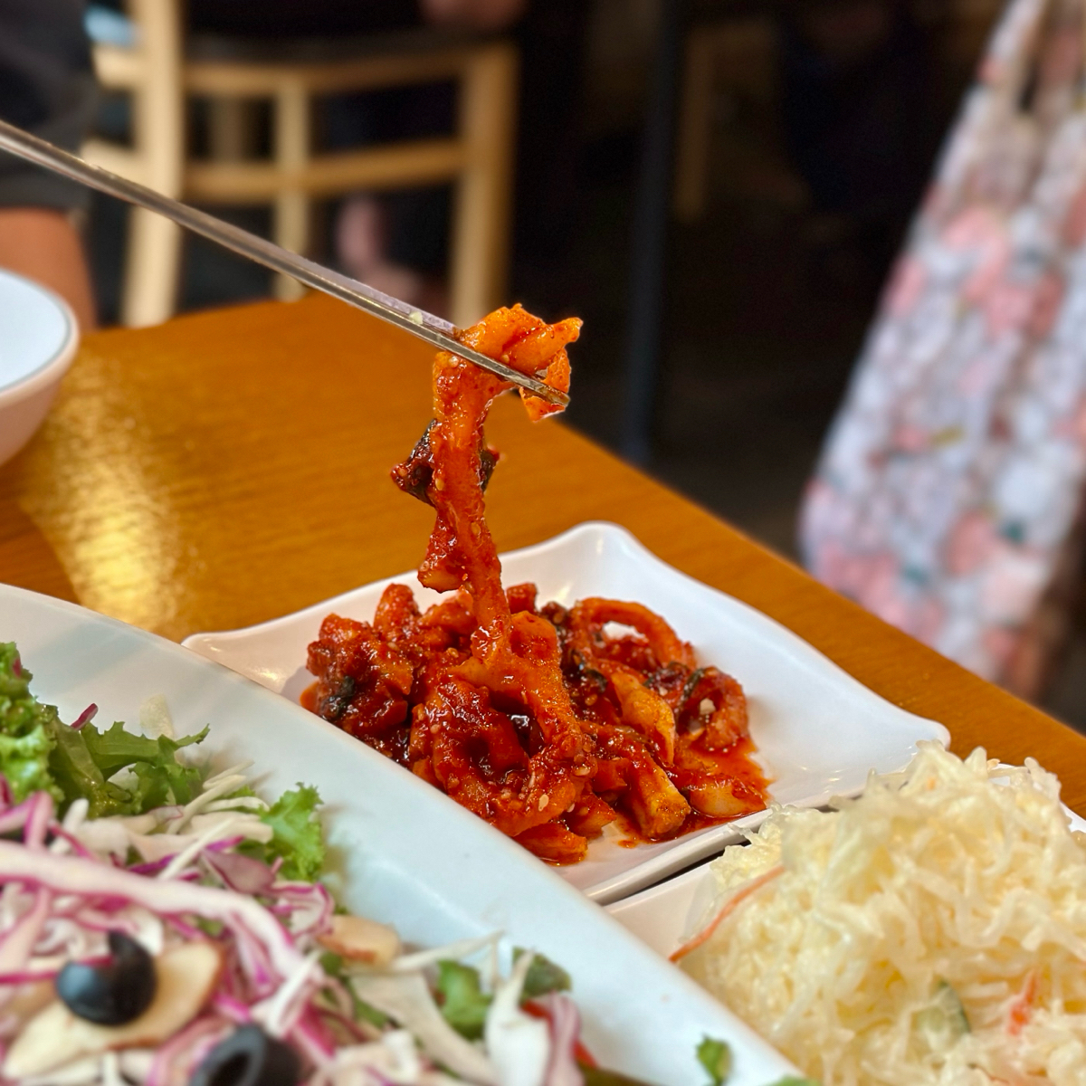 미쓰족발 홍대점 のレストランの写真：(餐點附贈之小菜) by吃曼 