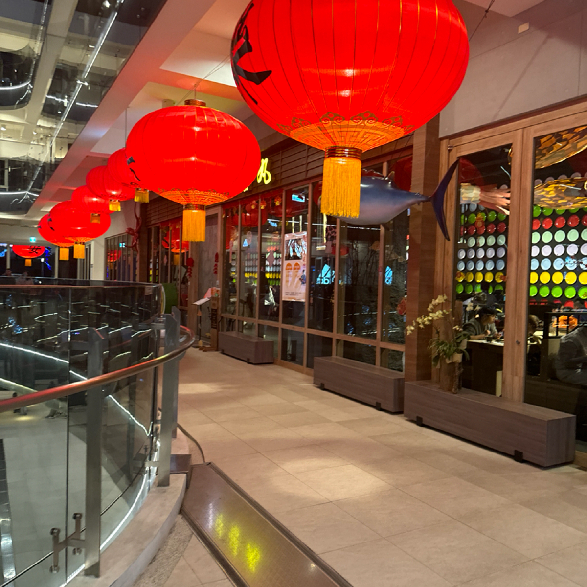 Vibe image of 侍悟丸迴轉壽司（台中米平方店）: 外面有掛燈籠 shot by TORO