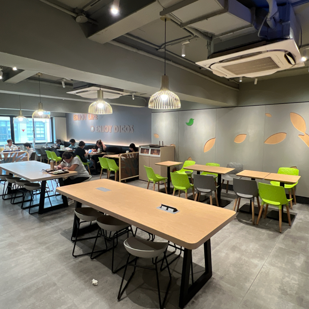 Vibe image of Dicos德克士脆皮炸雞 台北重慶南店: 二樓座位區 shot by Sheng