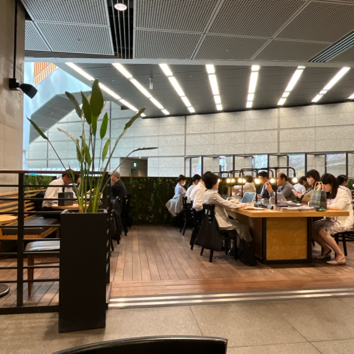 Cafe Lexcel カフェ レクセル 東京国際フォーラム店 の雰囲気の写真：店外面的工作空間，滿滿的人 by阿官 