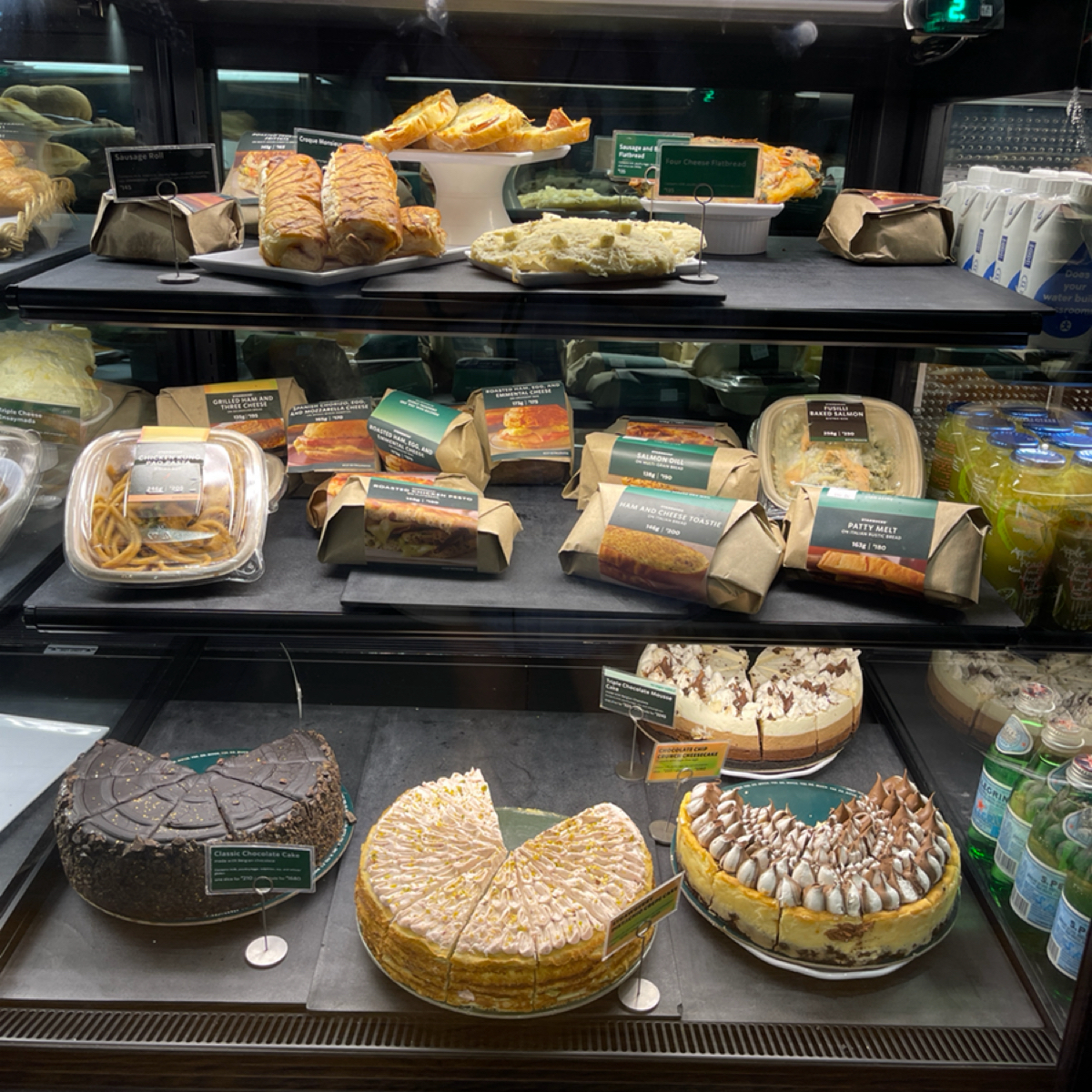 Meal image of Starbucks  Starbucks Shell Pusok Cebu: 蛋糕櫃 shot by 雜學生-吃點什麼