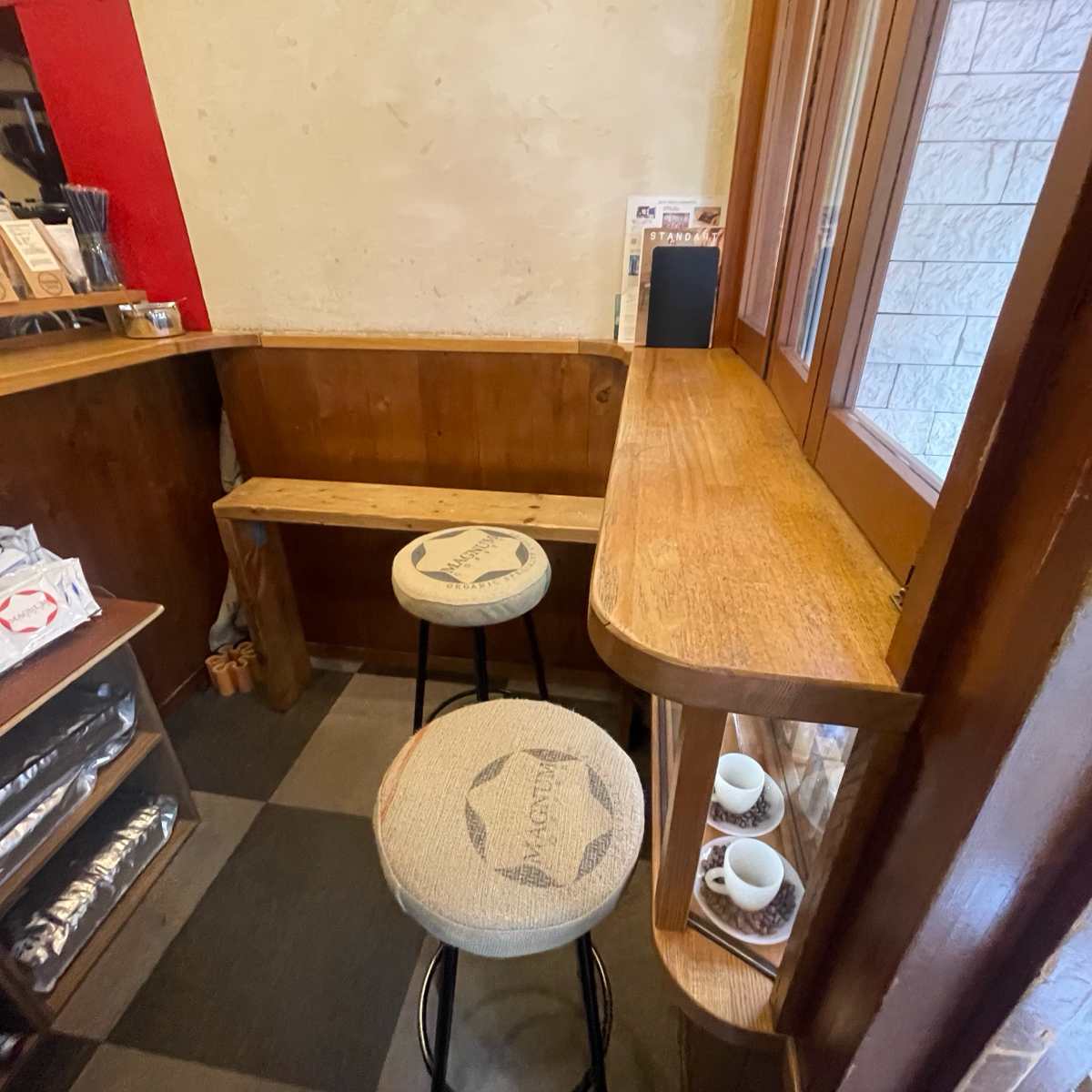 Mill Pour Coffee の雰囲気の写真：室內座位區很迷你 by乃子過日子 