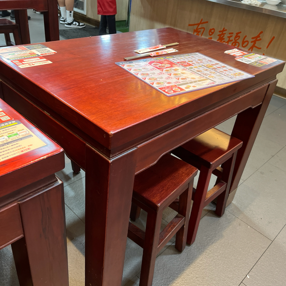 鬍鬚張魯肉飯(美食文化館) の雰囲気の写真：店內座位 by珍珠奶綠 