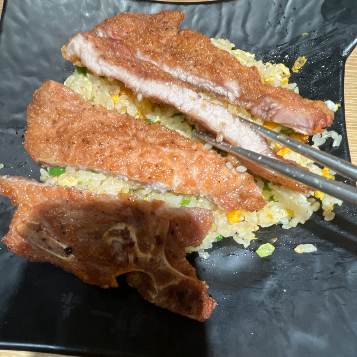 Meal image of 朱記餡餅粥店 大葉高島屋店: 排骨炒飯 shot by 珍珠奶綠