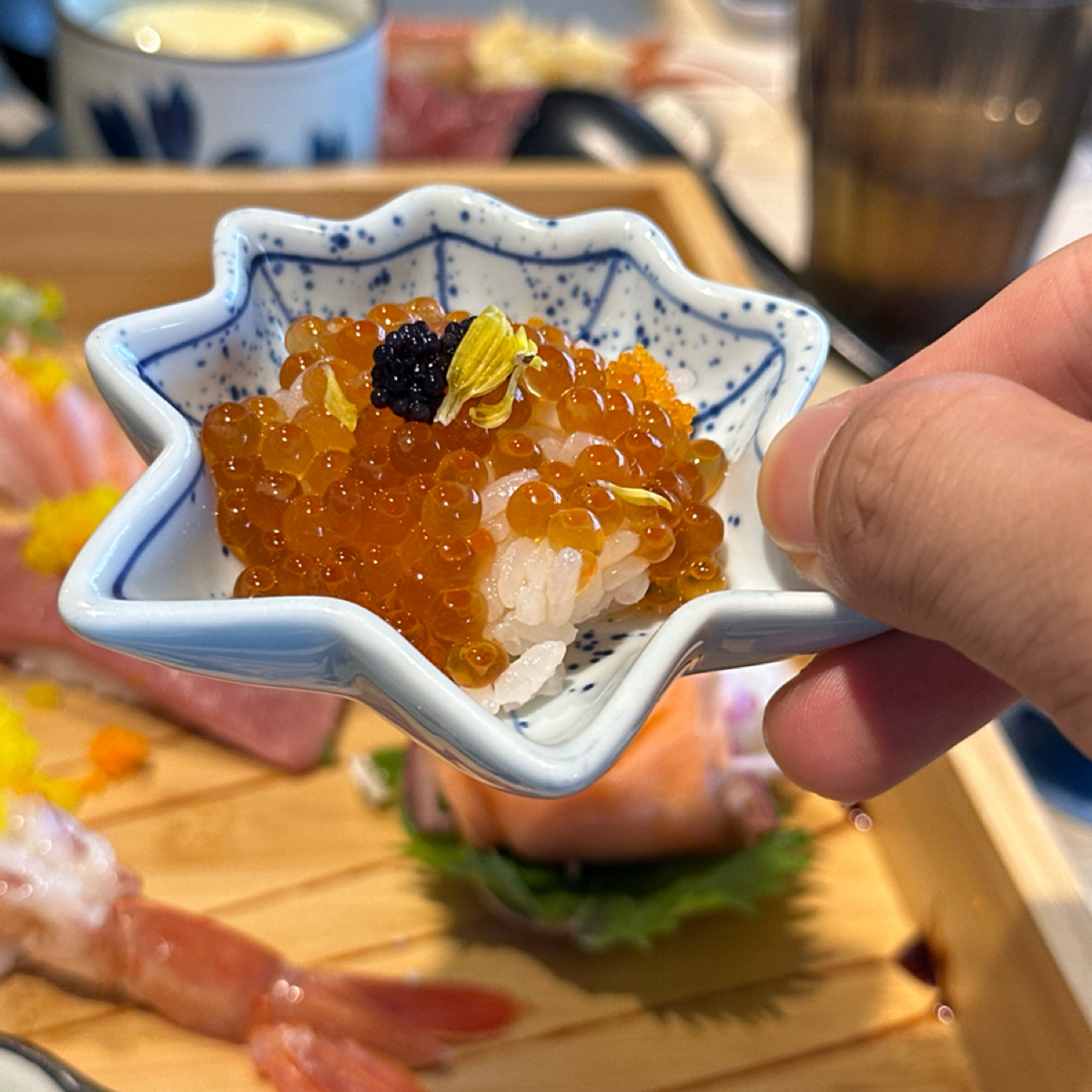 傳鮨日本料理 のレストランの写真：十二盛裡的鮭魚卵壽司
上面有鋪上魚子醬，整體蠻好吃的，可以一口塞下去的量 by阿波卡 