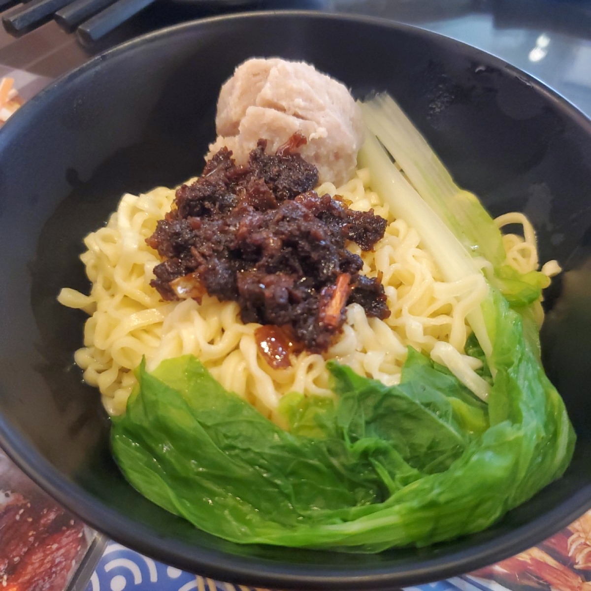 Meal image of 夜燒碳烤居酒屋 建行店: 🔸️ 乾拌麵 $58
麵條乍看以為是泡麵，但其實應該是類似
關廟麵之類的！口感很有嚼勁彈牙，搭配上 shot by 吃貨胖胖