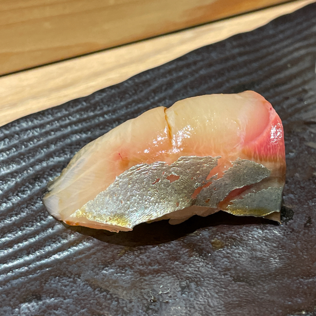 仁壽司 のレストランの写真：📍第三品：日本九州縞鰺魚 握壽司
🌕🌕🌕🌕🌘
日本當地深海的珍品縞鰺魚，肉質比較Q 有嚼 byFreddy Liu 