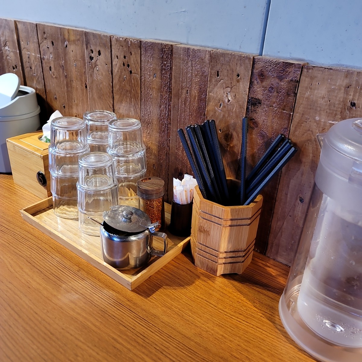 隱家拉麵 赤峰店 の雰囲気の写真：桌面 by我愛說實話 