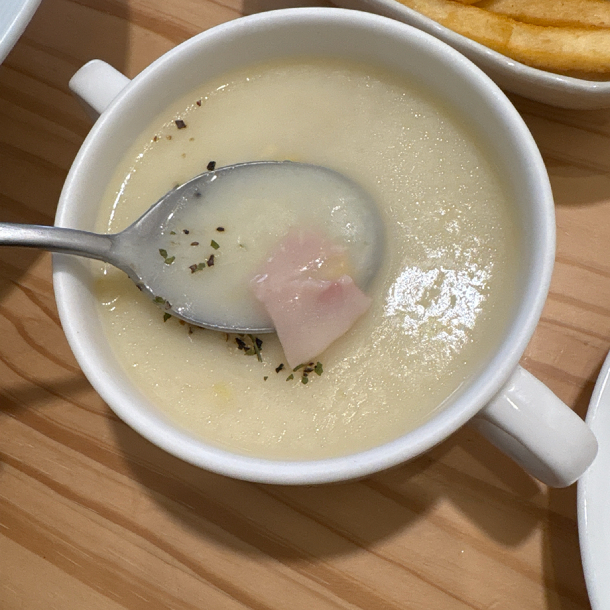 B.W義式料理 のレストランの写真：附餐的濃湯，裡面有火腿跟玉米粒。 byLucille邊走邊吃 