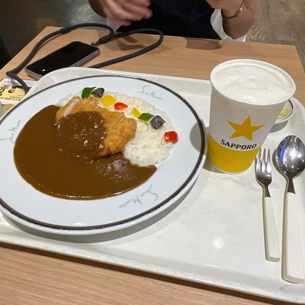 Meal image of サンマルコ 関西国際空港店: 炸豬排咖哩加上生啤酒，比預期的好吃很多！咖喱帶有辣感，不是那種很甜的日式咖哩。美中不足的是豬排雖然味 shot by 阿官