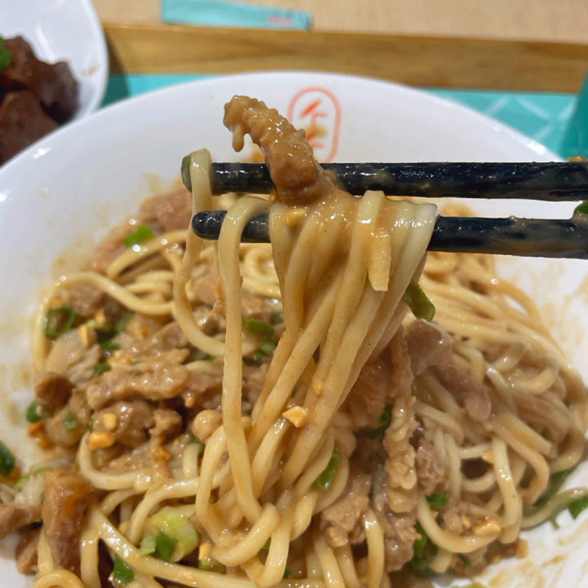 Meal image of 墨竹亭｜燃麵本家 台中黎明店: 拌麵醬給的很足，花生粒、肉絲、蔥花都很多
每一口都很喜歡 shot by 一刻又一嗑