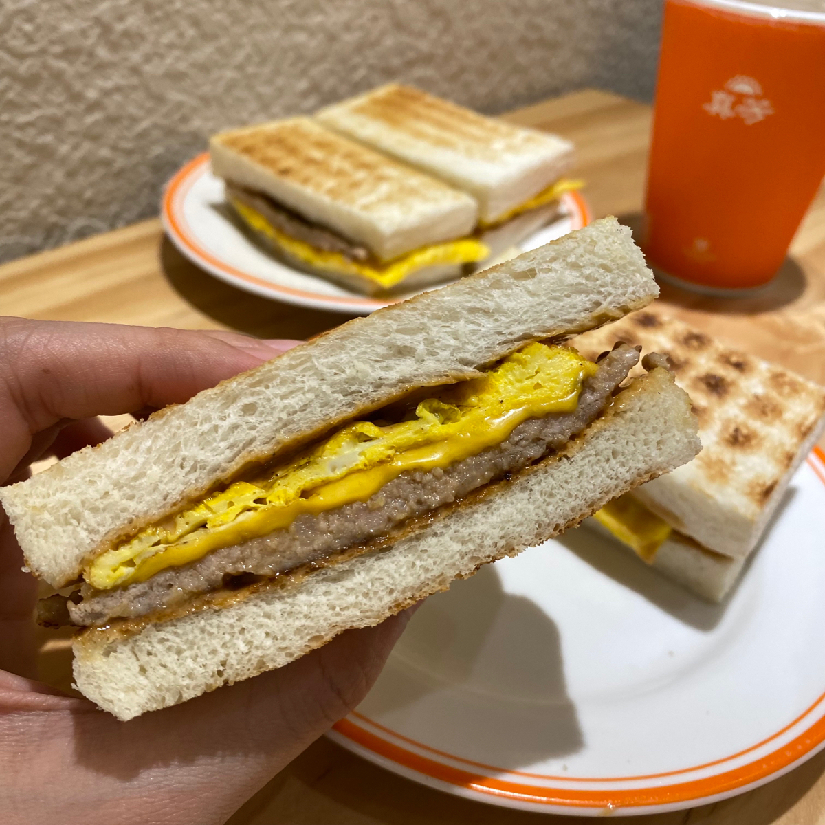 真芳碳烤吐司 內湖店 的餐點圖片：豬肉起司蛋$75 由小羊的食記 JFGT 拍攝