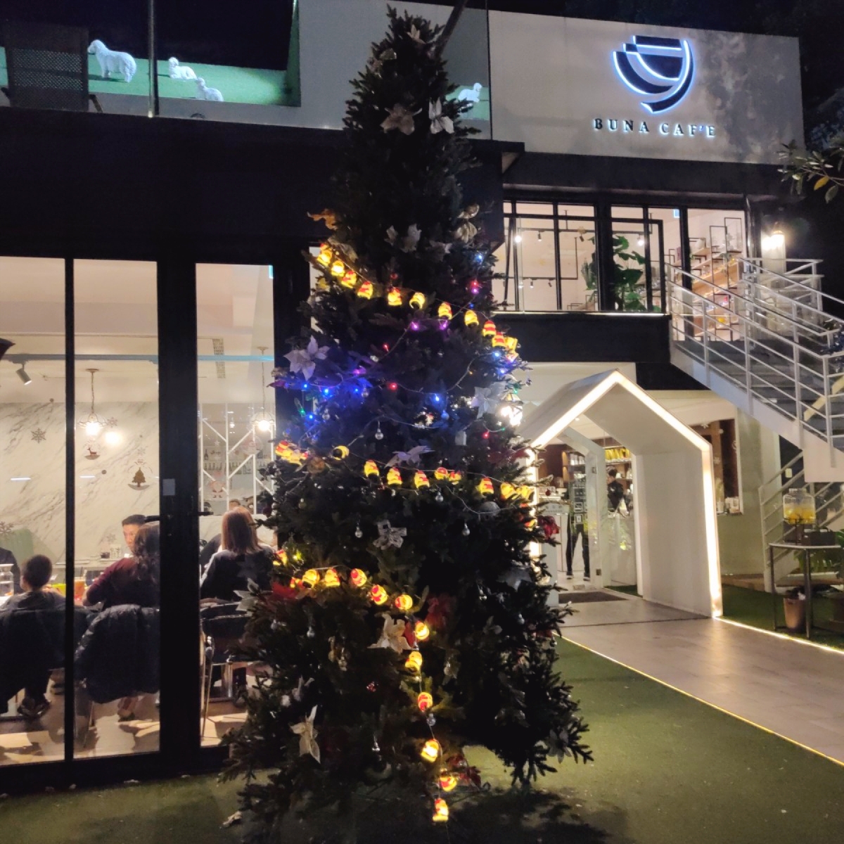 BUNA CAF&#39;E 布納咖啡館 內湖店 的外觀氛圍圖片：🍴店外佈置-聖誕樹✨

聖誕節快到了
布納咖啡也提前擺設了聖誕樹
看到聖誕樹滿滿的溫馨感滿上湧上心 由臉書搜尋花貴賓皮蛋 拍攝