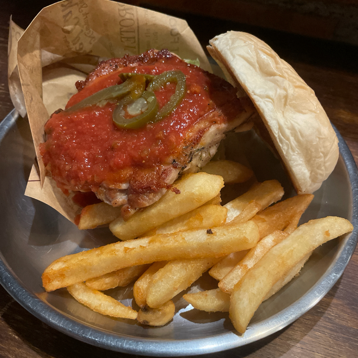 13 burger のレストランの写真：巴佛洛辣雞堡$220
（我有吃一口，辣醬有加番茄，微微酸，辣度很爽快） by乃子過日子 