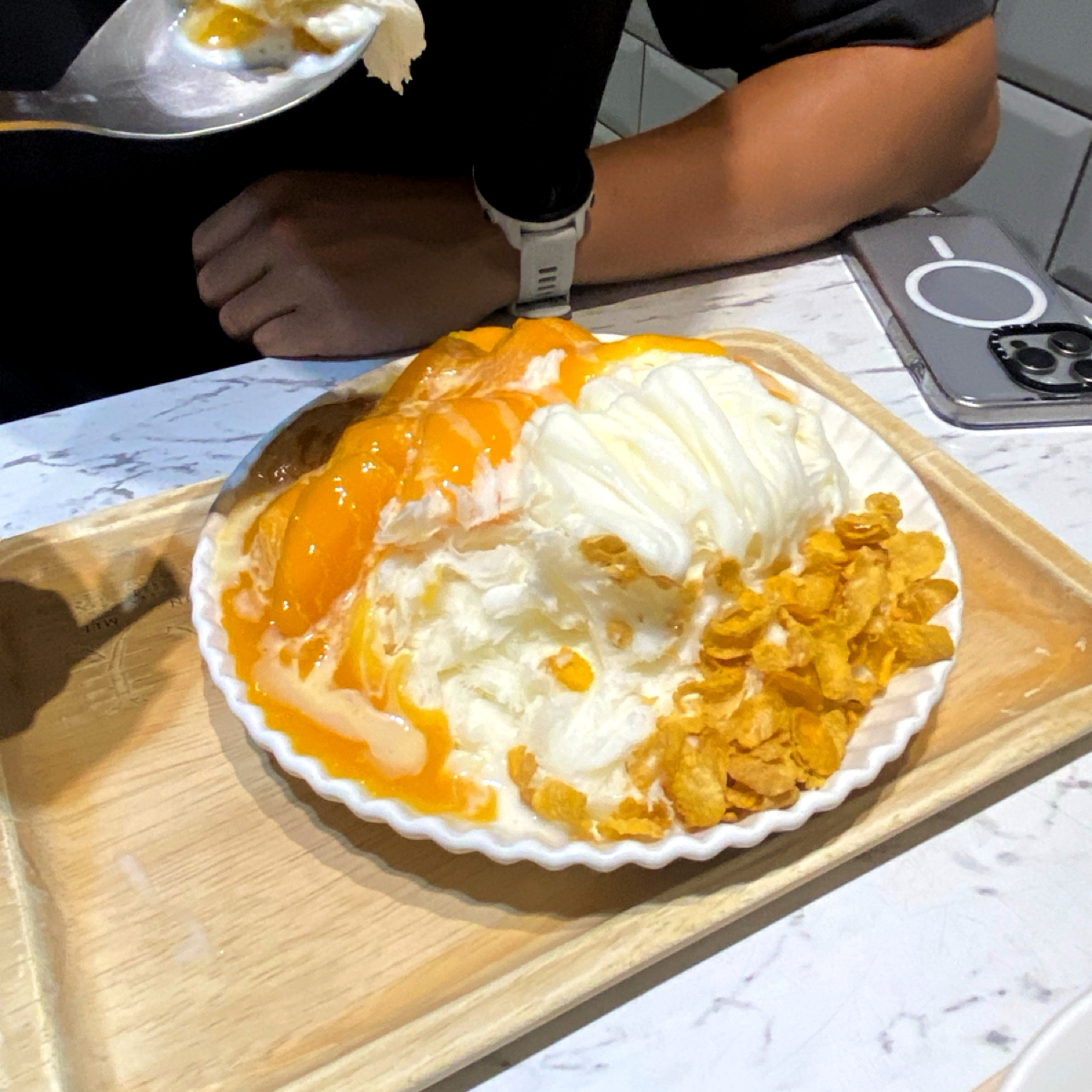 春美冰菓室 的餐點圖片：芒果牛奶雪花冰 由每個人都在找他的貓 拍攝