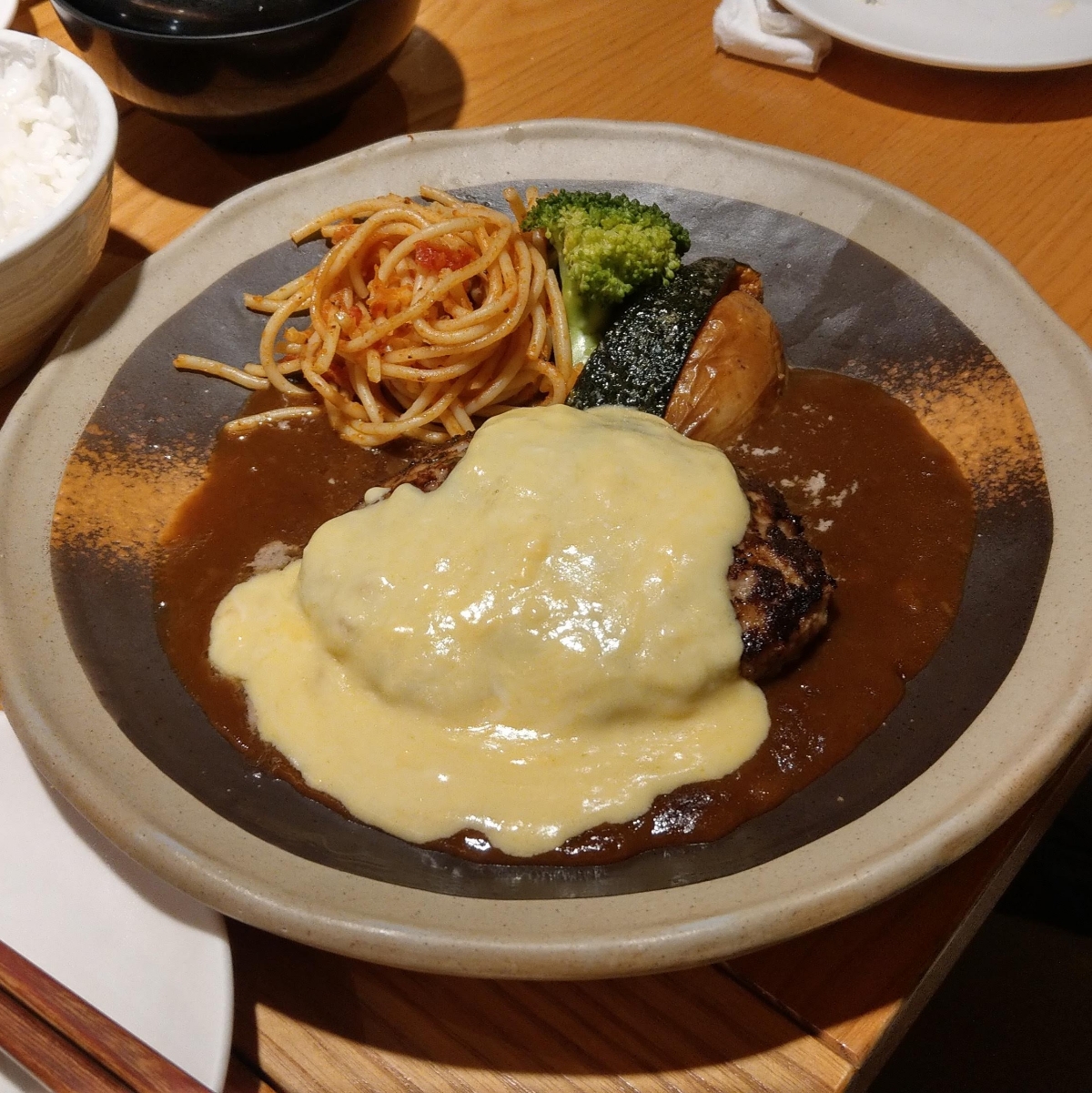 山本漢堡排 のレストランの写真：黃金起司漢堡排 $370 byIN老師 