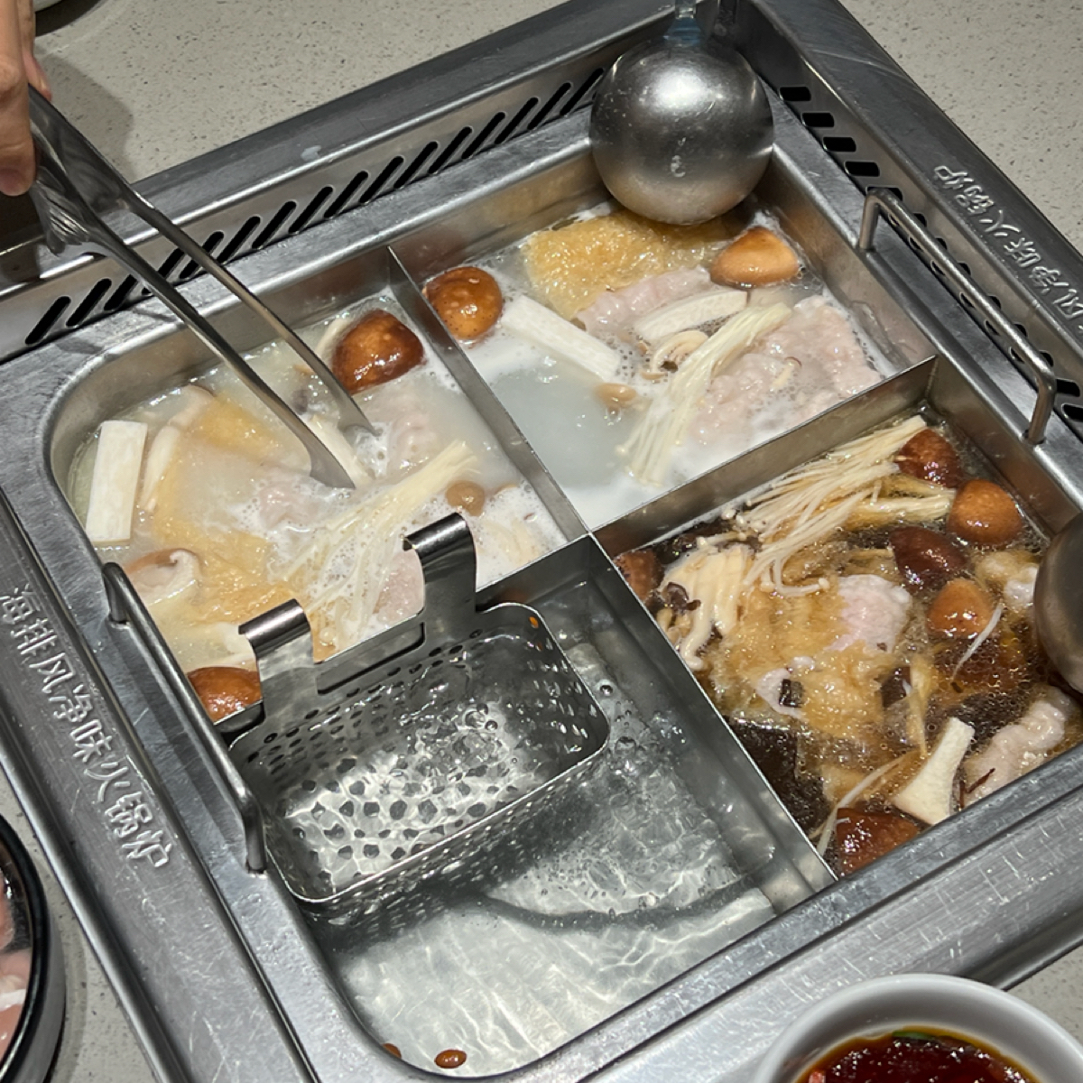 海底撈火鍋 台中廣三SOGO店 のレストランの写真： byKevin 