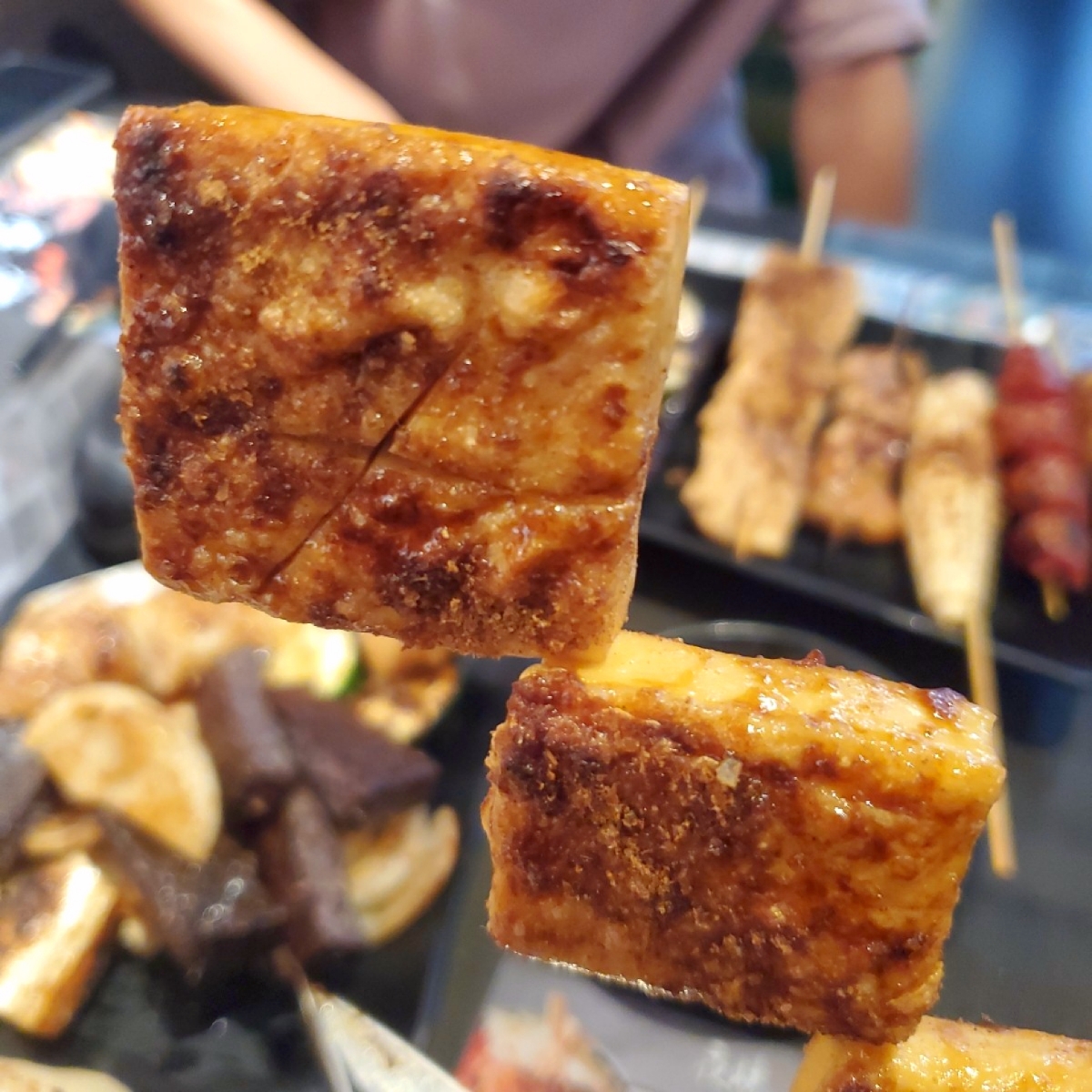 Meal image of 夜燒碳烤居酒屋 建行店: 🔸️ 豆干 $33
表皮微焦，一口咬下裡面是濕潤的，醬汁鹹甜味混著微微花生味道，很搭豆干，
鹹香味 shot by 吃貨胖胖