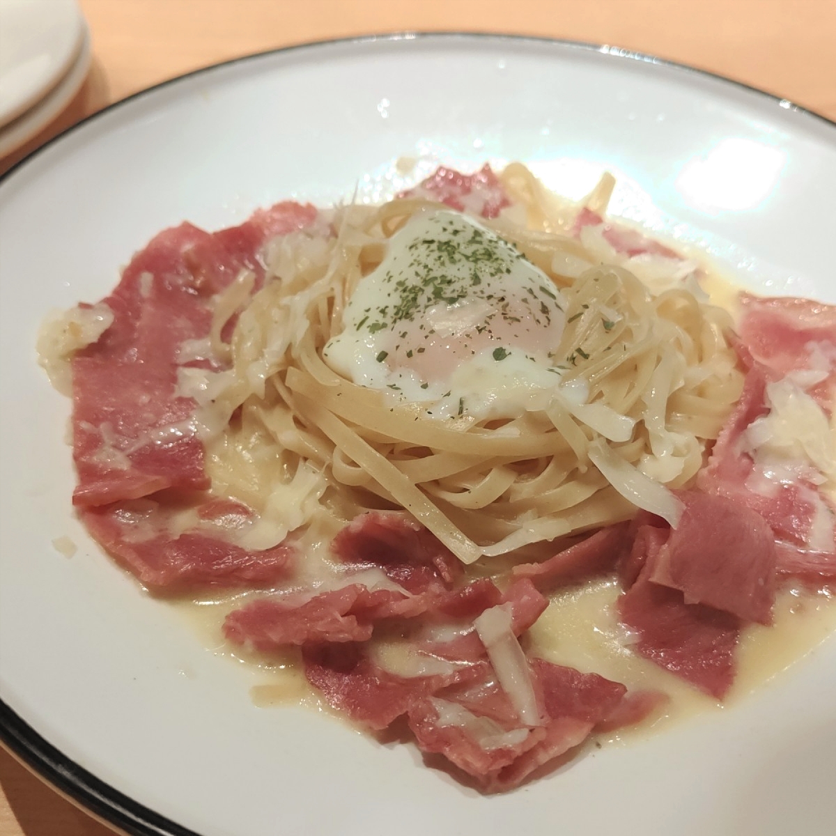 義式屋古拉爵 南港中信店 的餐點圖片：培根蛋奶扁麵 由雷姆踩點筆記 拍攝