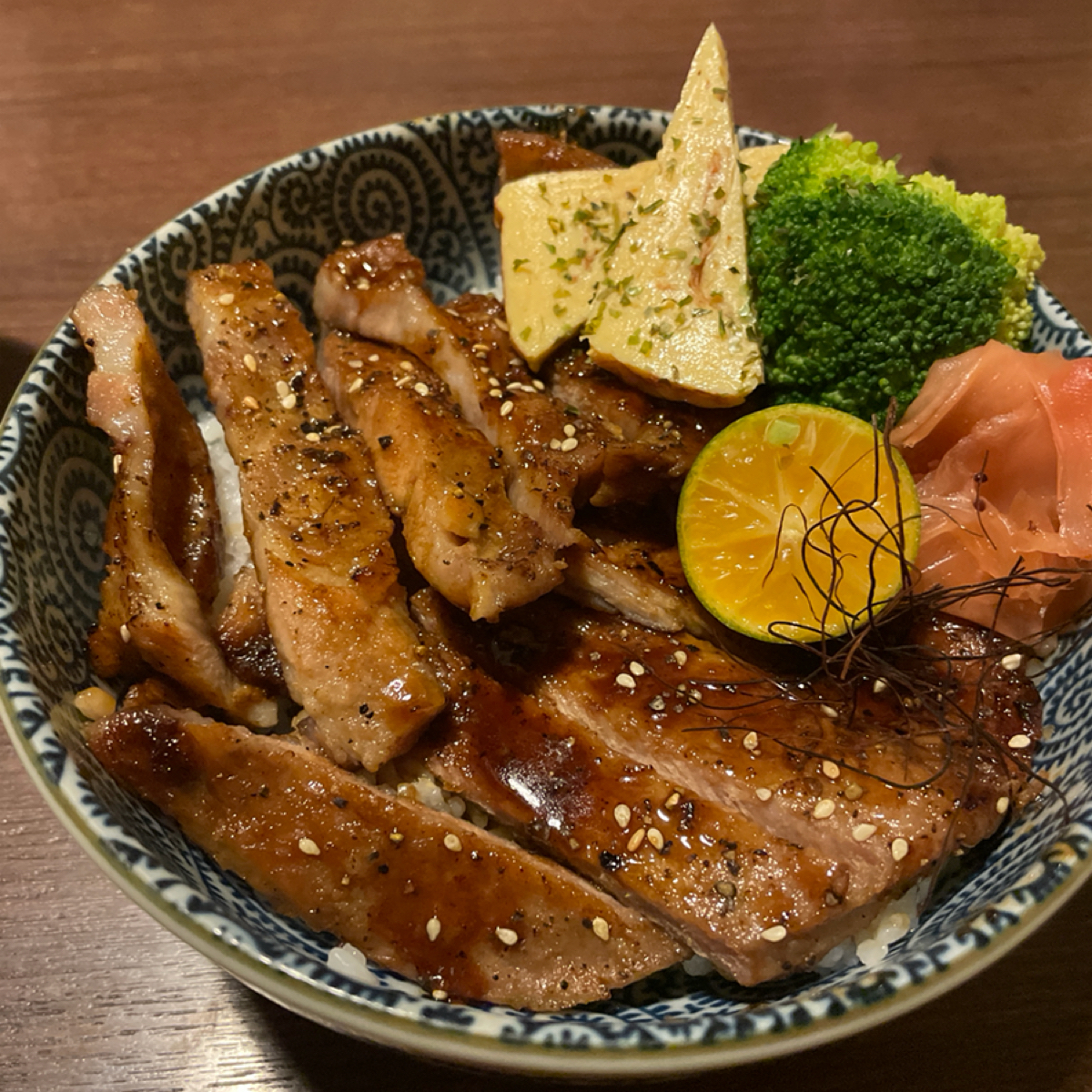 Meal image of 九日味噌燒肉丼專門店: 味噌燒 豚肉丼飯 $210

肉量很足，烤肉烤得剛好，也非常入味！
丼飯有再送一碗小沙拉🥗！

以 shot by 一刻又一嗑
