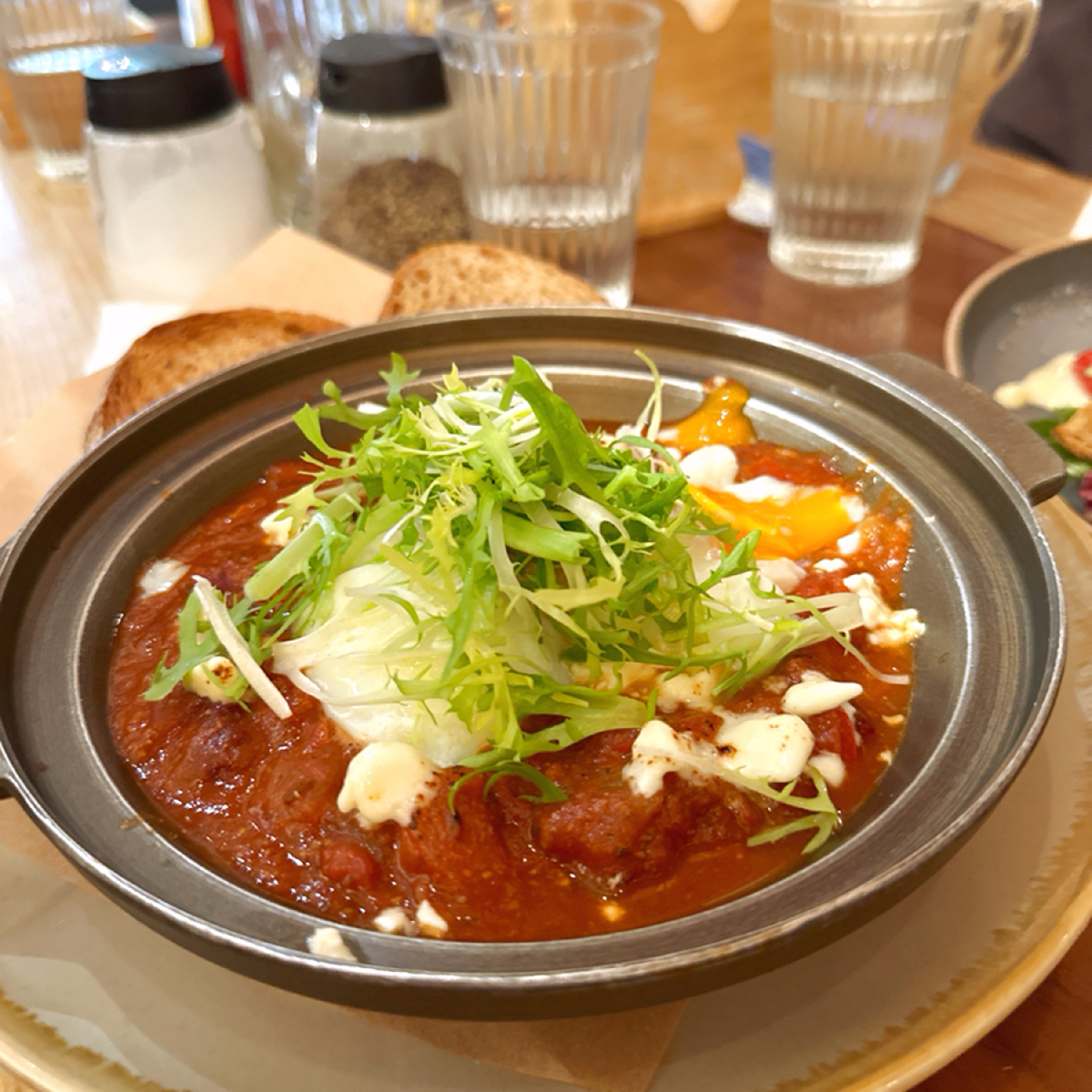 Meal image of 父母 FUMU: ☀️ 夏蘇卡嫩蛋 - $340

自製番茄糊跟腰豆等燉成的料理，溫泉蛋弄破攪下去吃還不錯，但其實份量 shot by 阿波卡