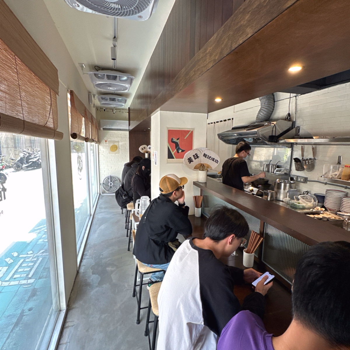 麵試十一次 錦州店 の雰囲気の写真：店內座位區，大概8-10個一人座 by阿波卡 