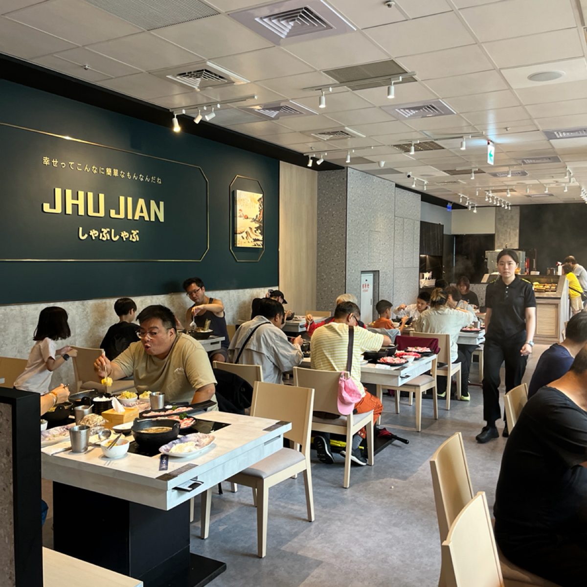 Vibe image of 築間幸福鍋物 北投立功店: 座位 shot by 我要被當了