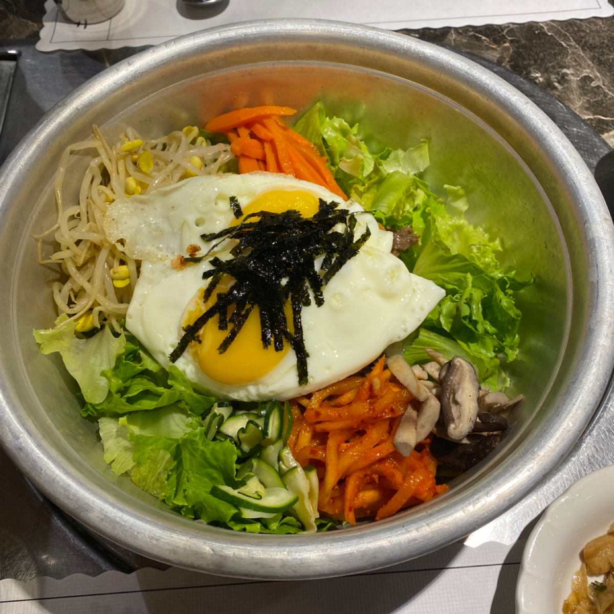 Meal image of 韓食堂한식당: 韓式拌飯（不是石鍋 是個大鐵盆） shot by 小羊的食記 JFGT