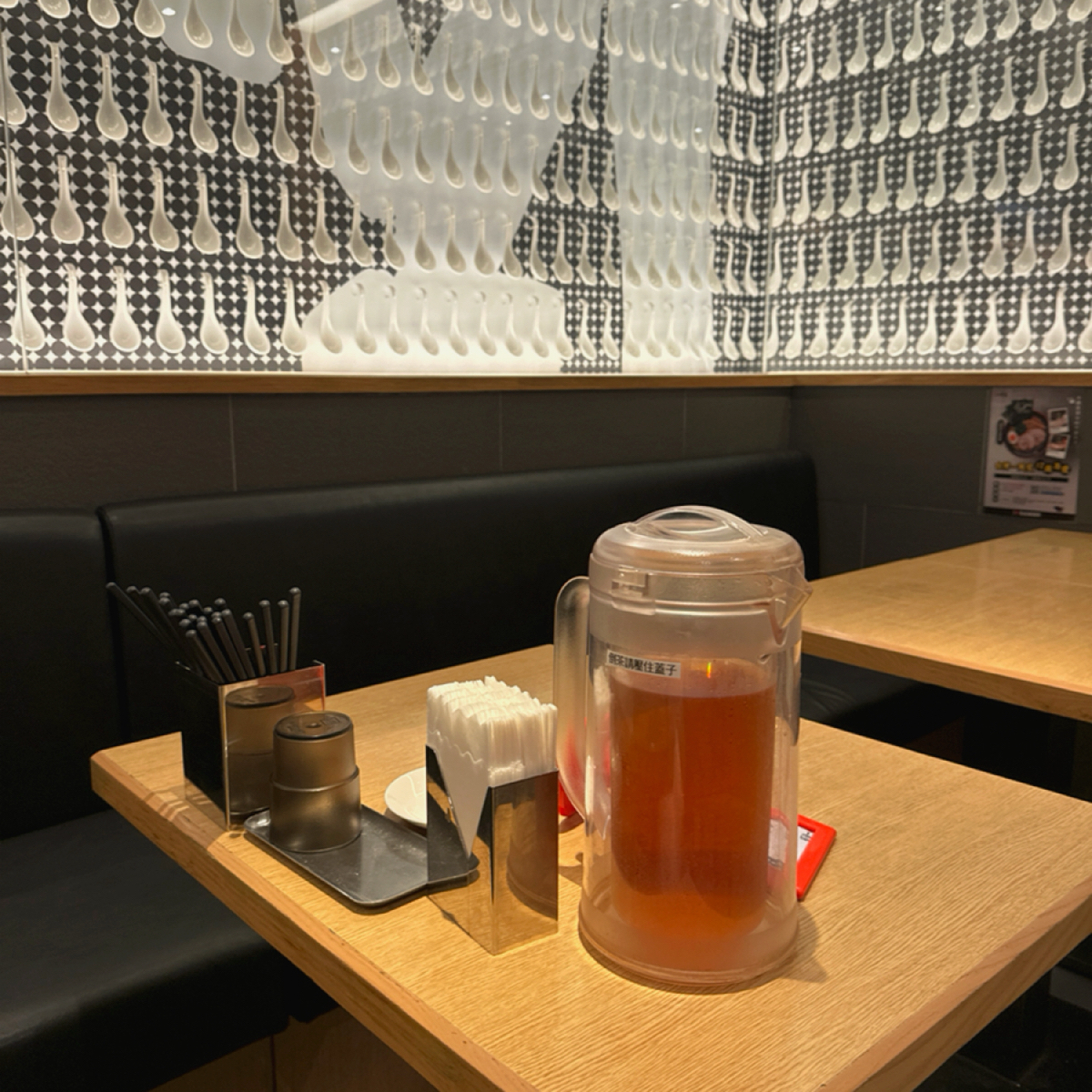一風堂 微風台北車站店 のメニューの写真：座位上均附南非國寶茶，清爽解膩無咖啡因，可無限享用 byJacker 