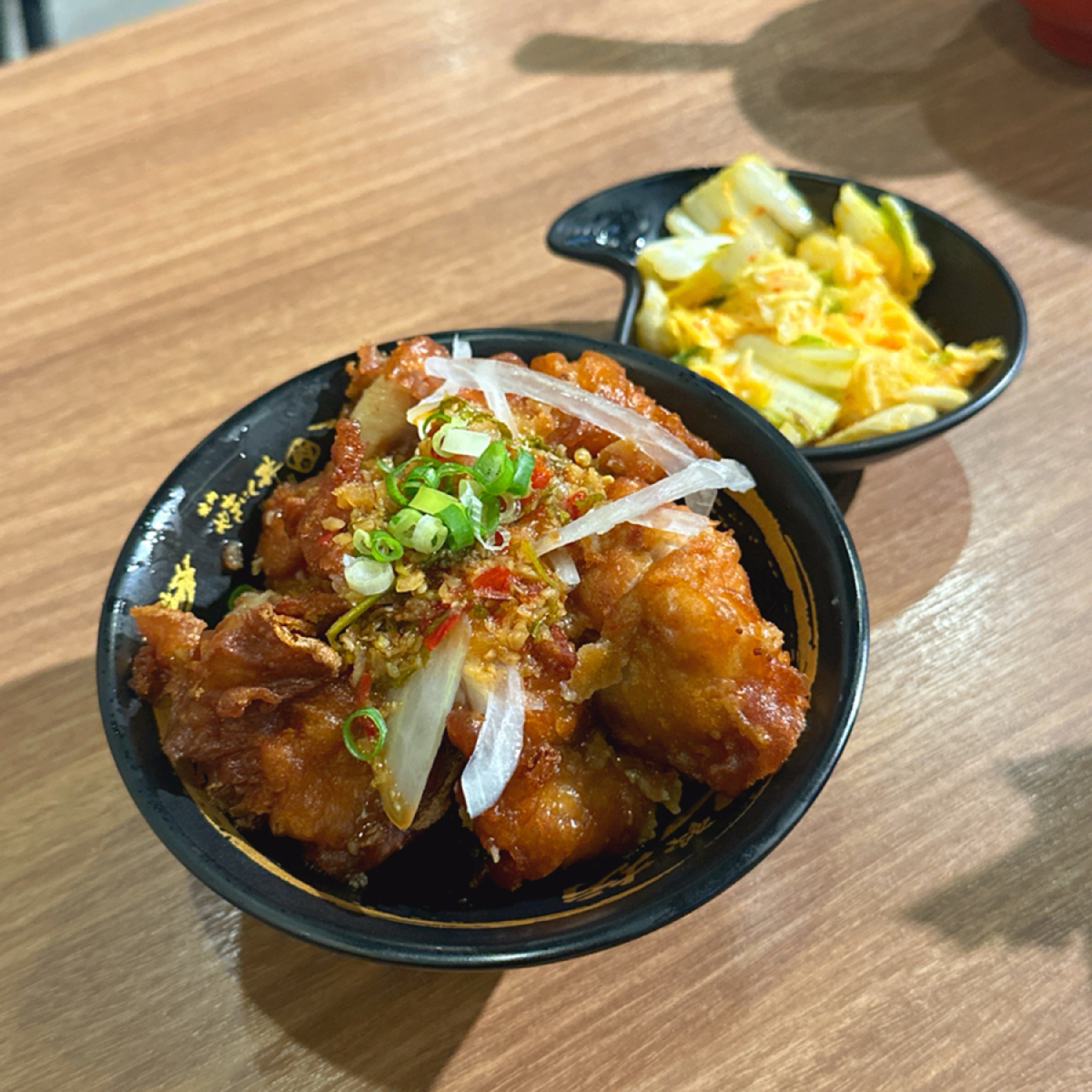 Meal image of 牛丁次郎坊X深夜裡的和魂燒肉丼X三重支店: ▪️南蠻椒麻炸雞 $160

雞肉軟嫩還不錯吃！但沒有椒麻的味道💬
越下面的肉，因為醬汁更多，所以 shot by 草莓肉鬆蛋吐司