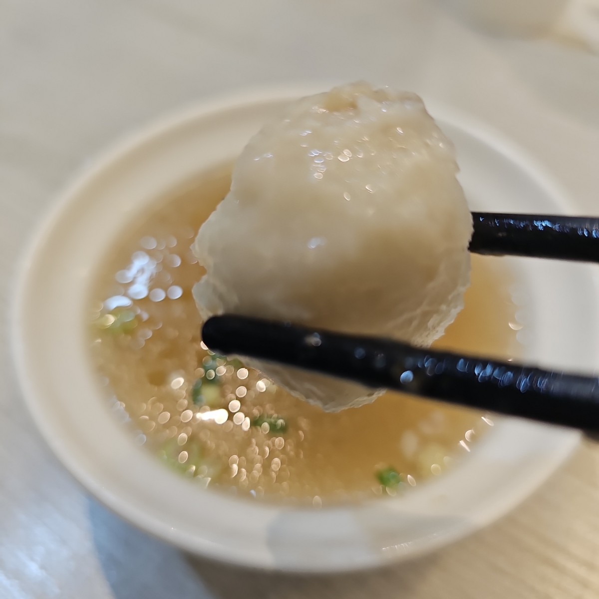 Meal image of 鰤樂仨 新加坡小吃: 乾板麵隨餐附湯，湯頭胡椒味蠻香的
裡面的丸子口感像是魚丸，稍稍偏軟
整體上還可以，湯頭鮮甜好喝！ shot by 吃貨胖胖