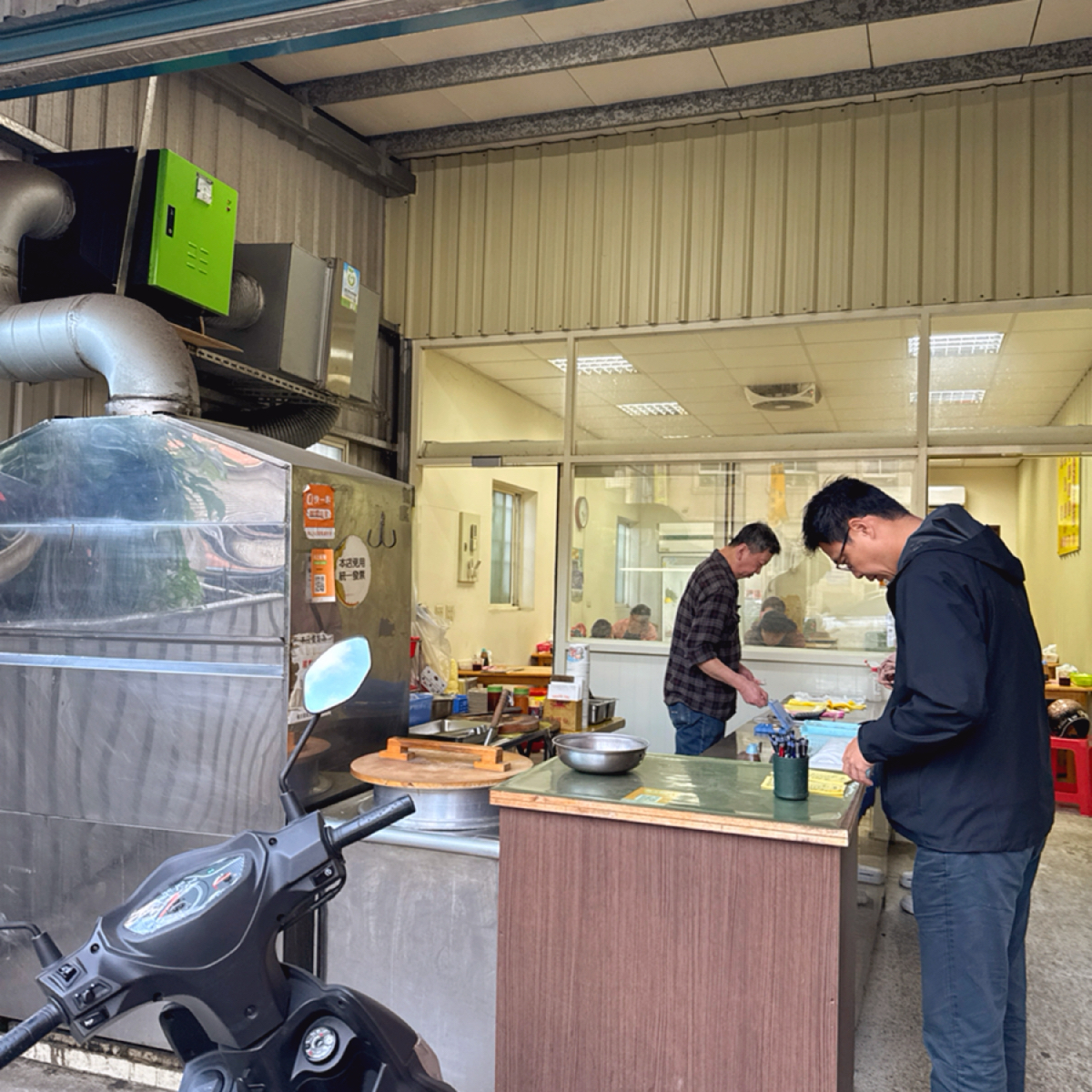 鐵皮屋臭豆腐 的外觀氛圍圖片：製作櫃檯 由跟著小胖吃胖胖 拍攝