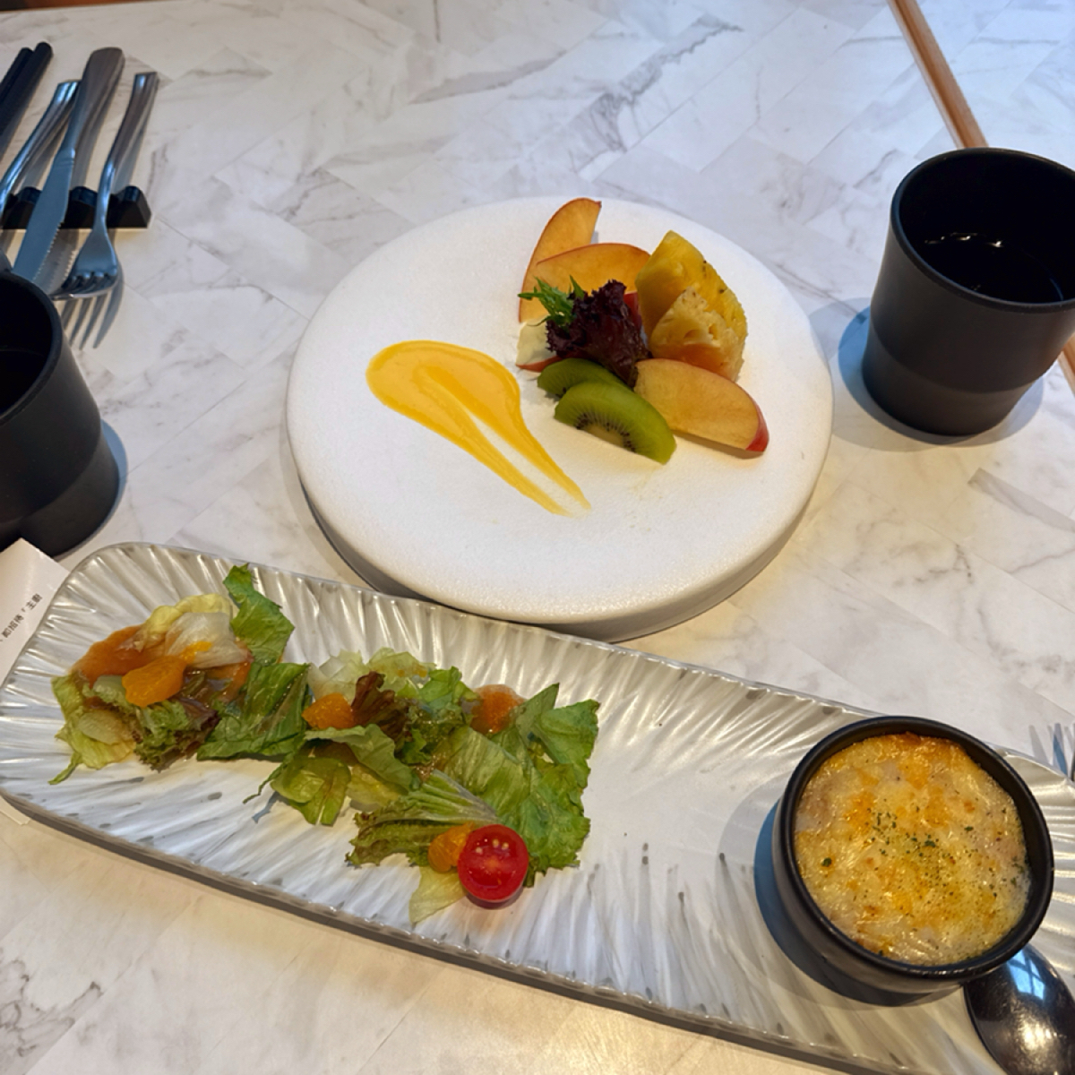 Meal image of 陶板屋 汐止遠雄店: 👀沙拉🥰

當天我們選了「季節水果沙拉」和「焗牛肉鮮蔬沙拉」，兩種沙拉都很不錯，但因為陶板屋沒有 shot by 臉書搜尋花貴賓皮蛋
