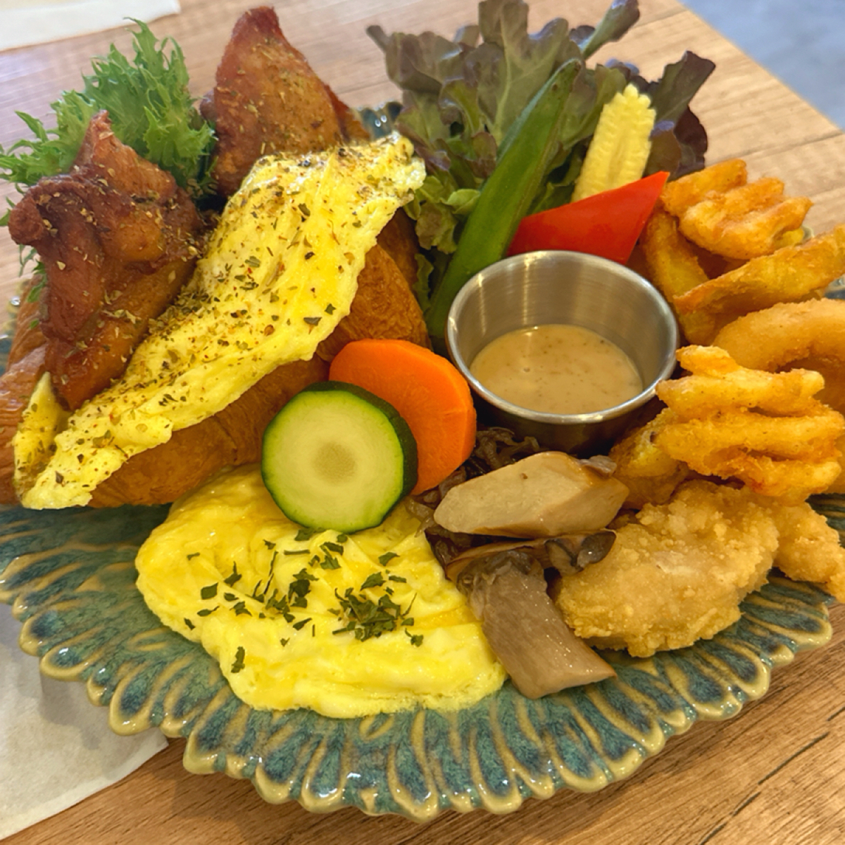Meal image of 來自森林早午餐: ▪️義式香草雞腿-脆可頌 $130
▫️升級套餐—森林大拼盤➕169元
▫️贈飲品（換飲品折20元
 shot by 草莓肉鬆蛋吐司