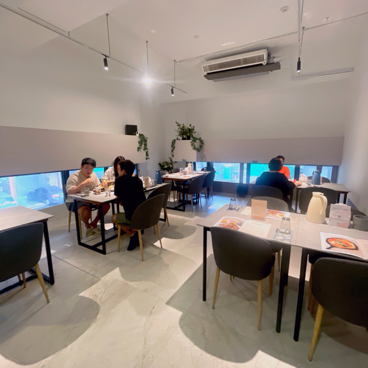 Vibe image of 漾漾食光Y2 Cafe: 二樓座位區一隅 shot by Shiny