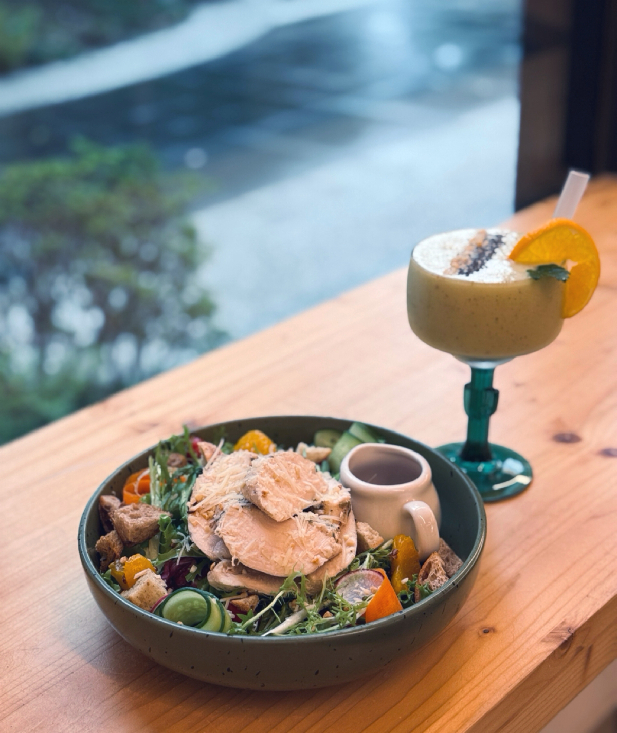 夢鹿咖啡 Cafe Moose 三重店 のレストランの写真：香料舒肥雞胸沙拉 $360

沙拉意外的很大盤！而且裡面還有麵包丁跟小蕃茄，紅蘿蔔跟小黃瓜的部份則是 by阿波卡 