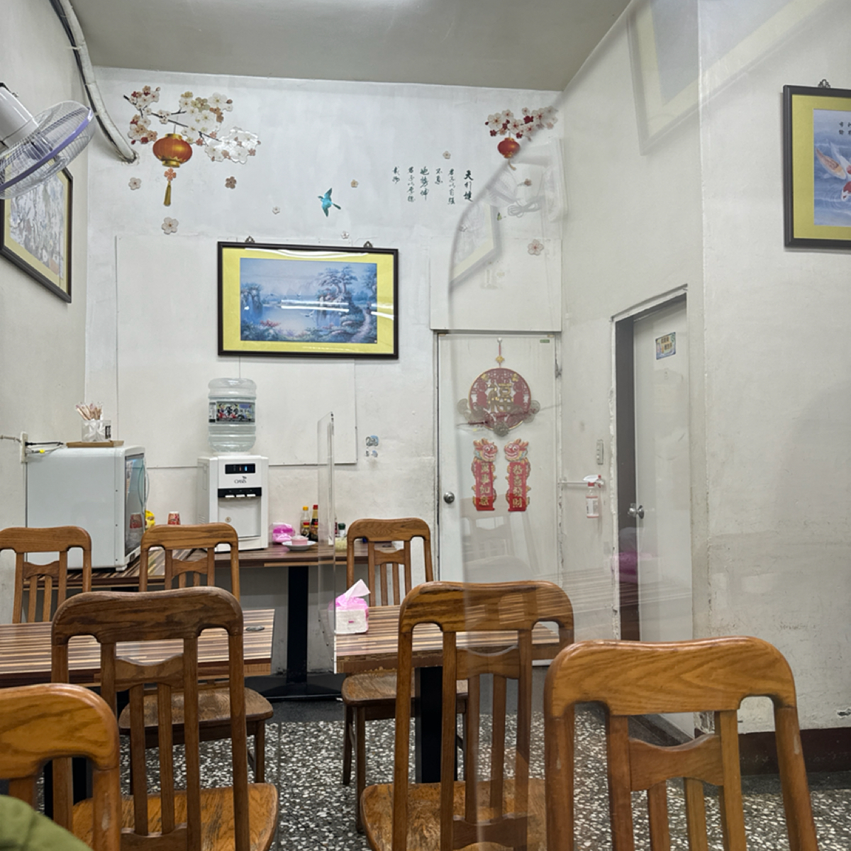 Vibe image of 上海點心: 店內依然維持著疫情時的隔板 環境還算乾淨 shot by Akaneru 